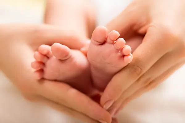 Eltern lernen in einem Babymassage-Kurs mit Maren Zorrmann, wie sie durch Berührung eine tiefe Verbindung zu ihrem Kind aufbauen können.