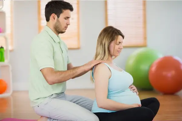 Paare nehmen an einem mehrwöchigen Geburtsvorbereitungskurs teil, um sich gemeinsam auf die Geburt und das Wochenbett vorzubereiten.